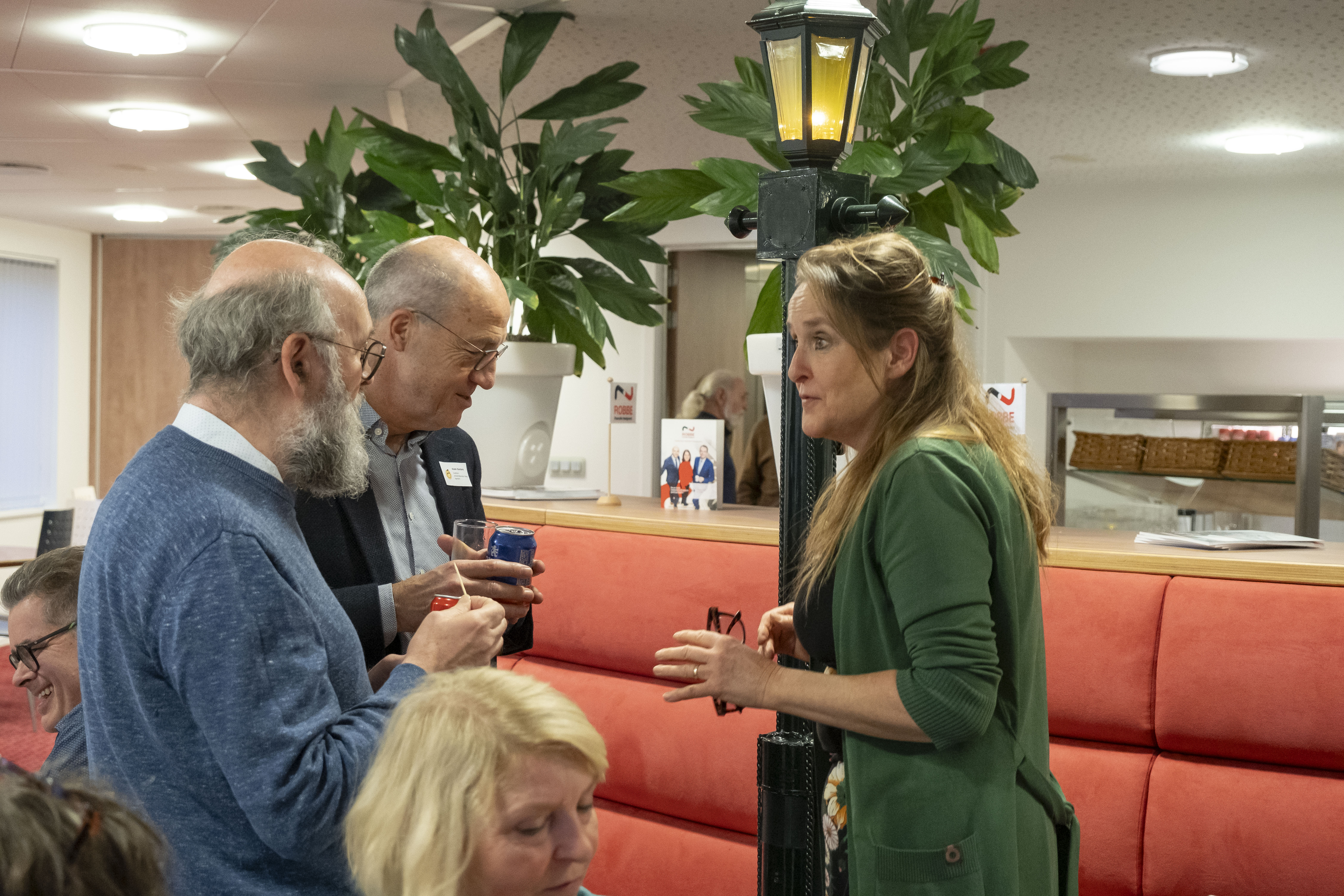 Mirjam Sengers zingt Kees Kanters en Jos Gorisse toe